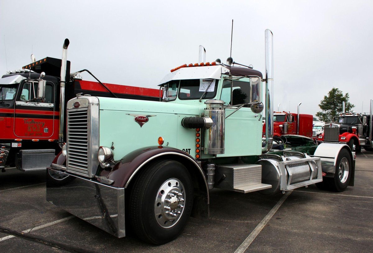 Тягач Peterbilt 281