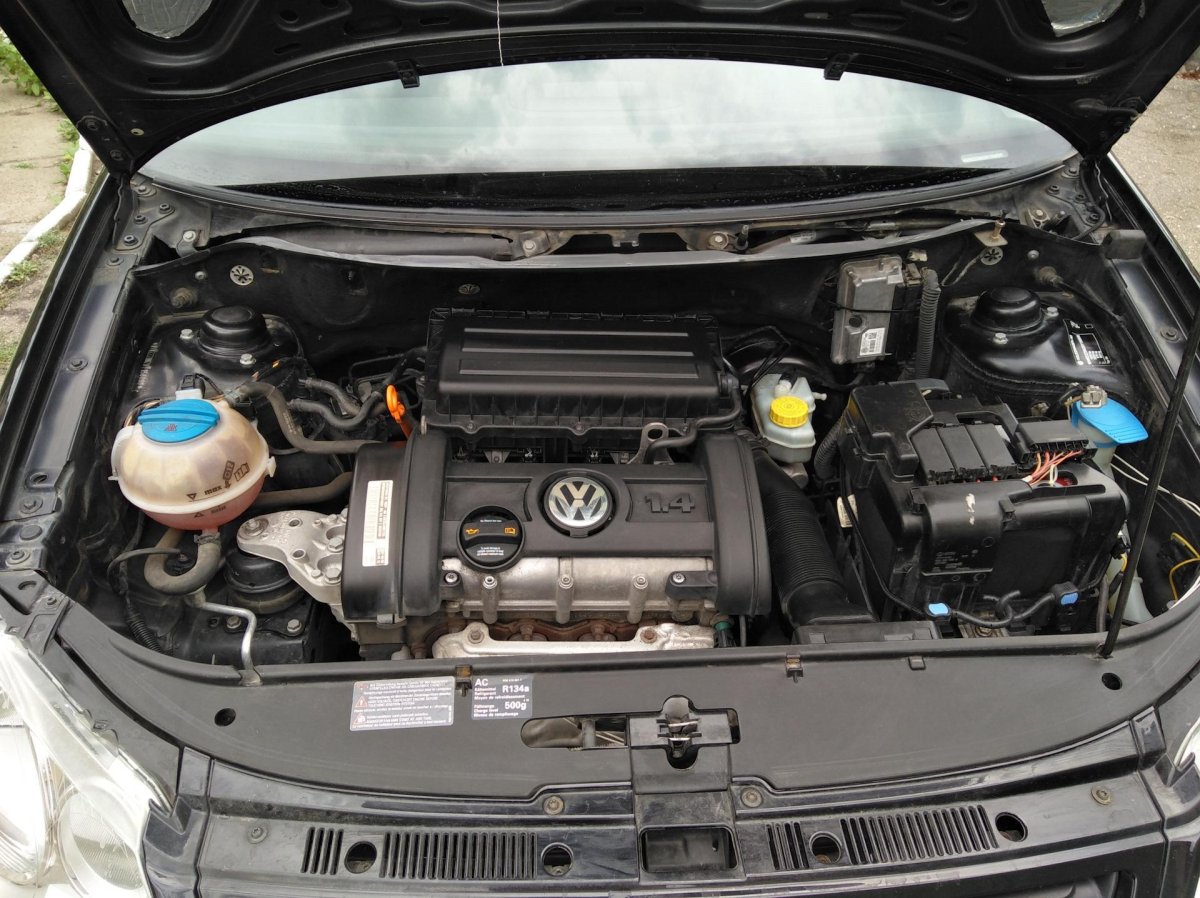 Фольксваген поло седан 1.6 подкапотка