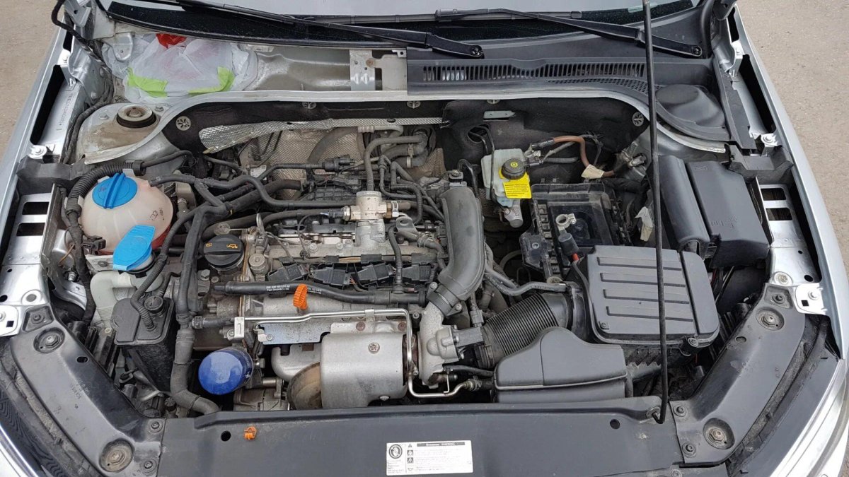 Фольксваген гольф 6 подкапотное пространство