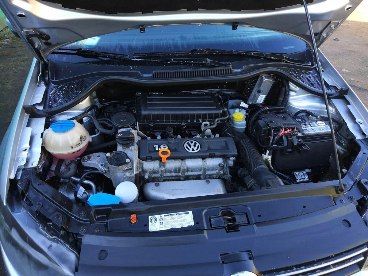 Моторный отсек Фольксваген поло