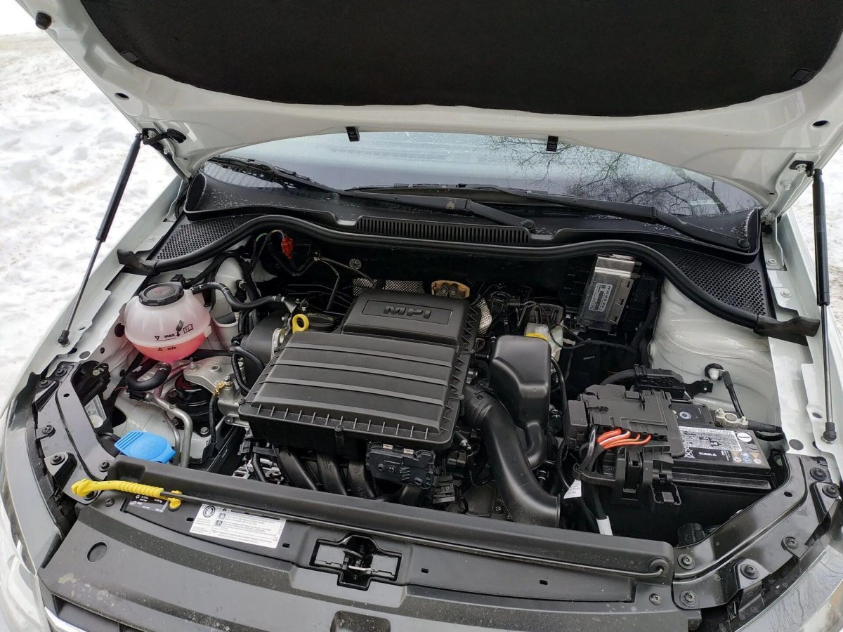 VW Polo sedan под капотом