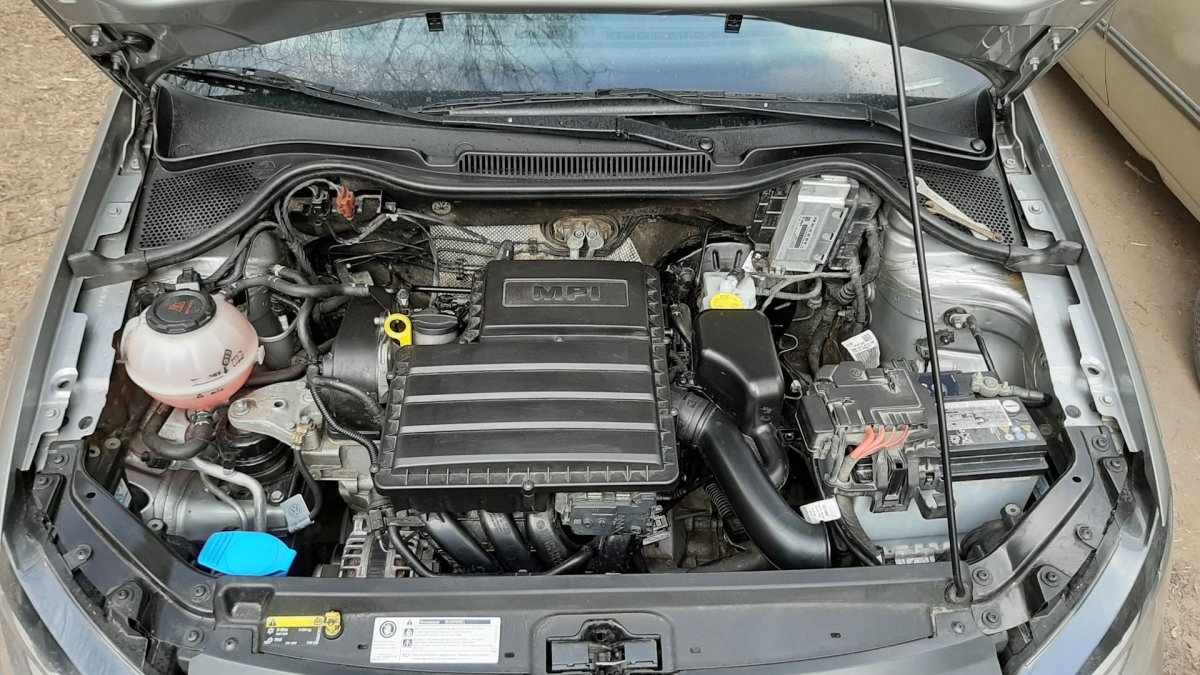 Моторный отсек Фольксваген поло 1.6