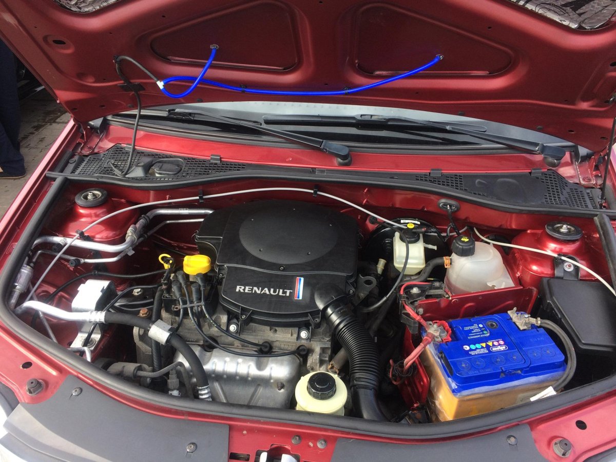 Моторный отсек Рено Логан 1.6