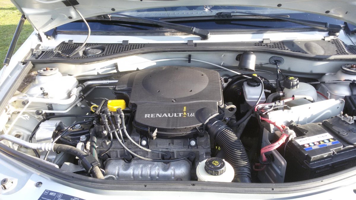 Моторный отсек Рено Логан 1.6