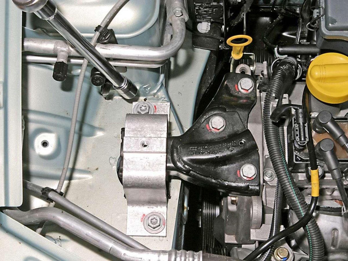 Крепление двигателя Рено Логан 1.6