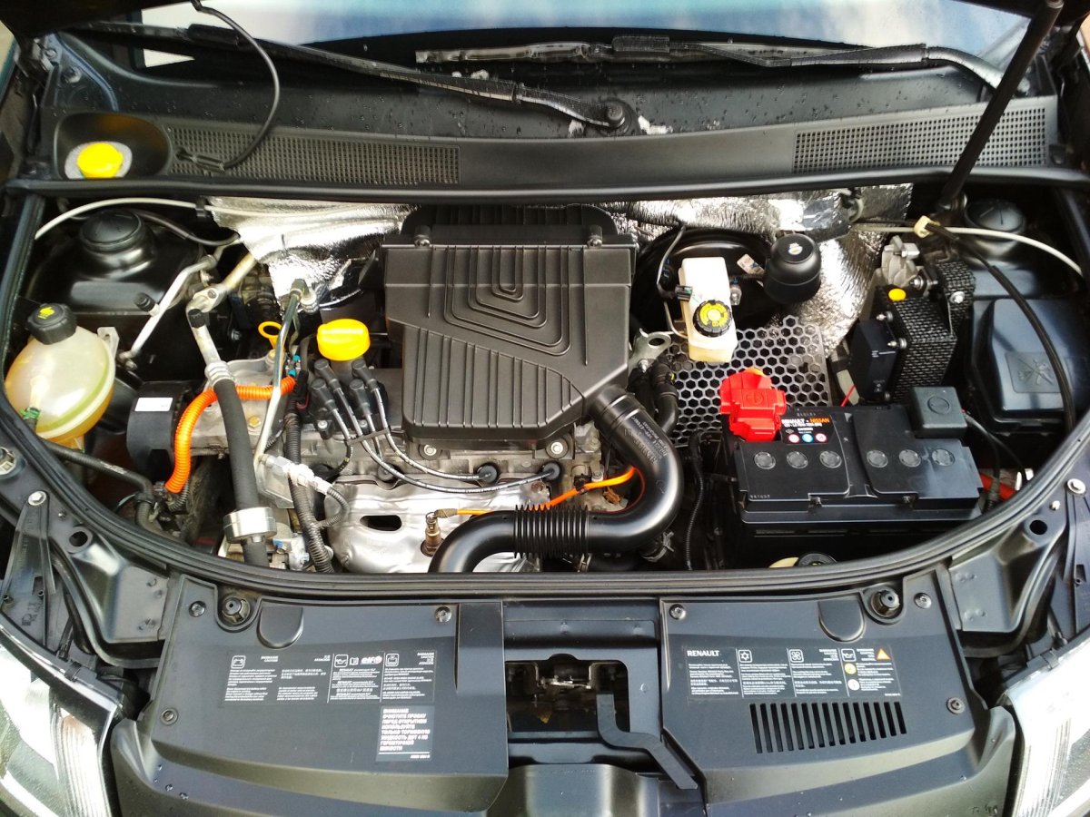 Моторный отсек Рено Логан 1.4