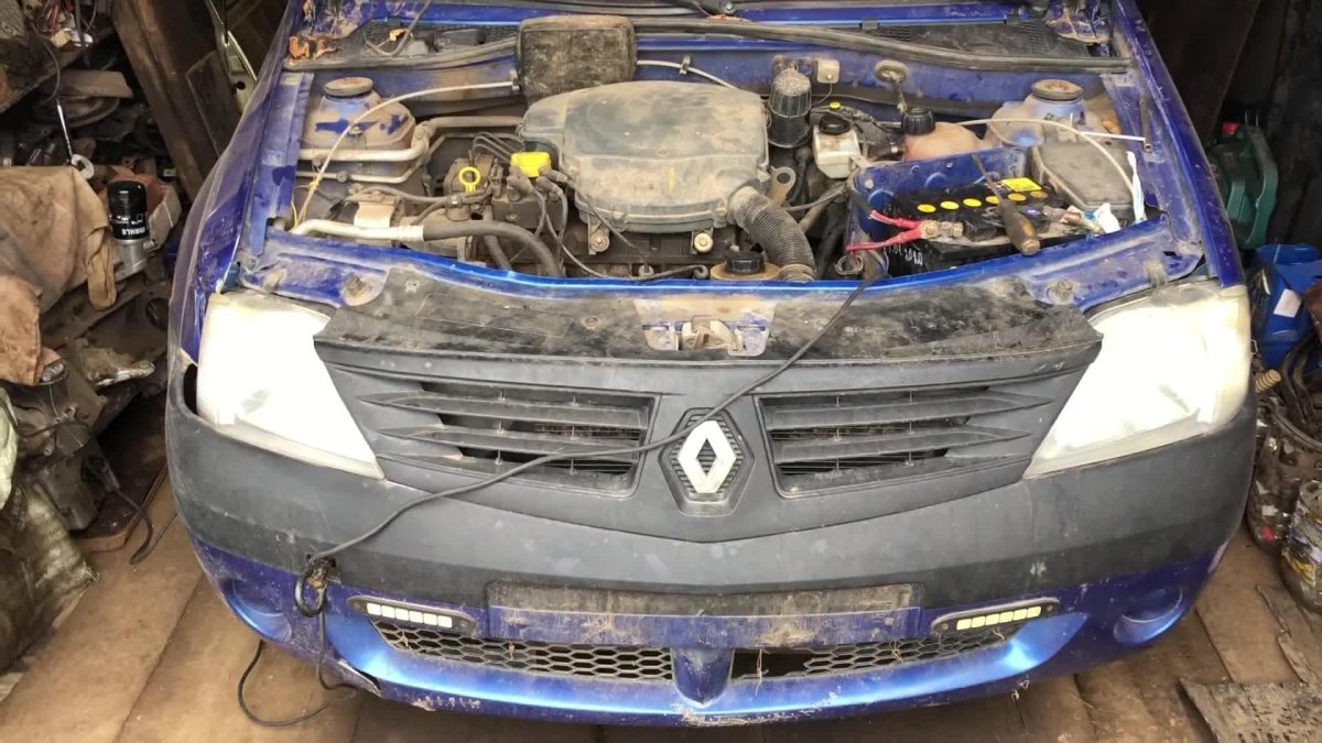 Рено Логан в гараже