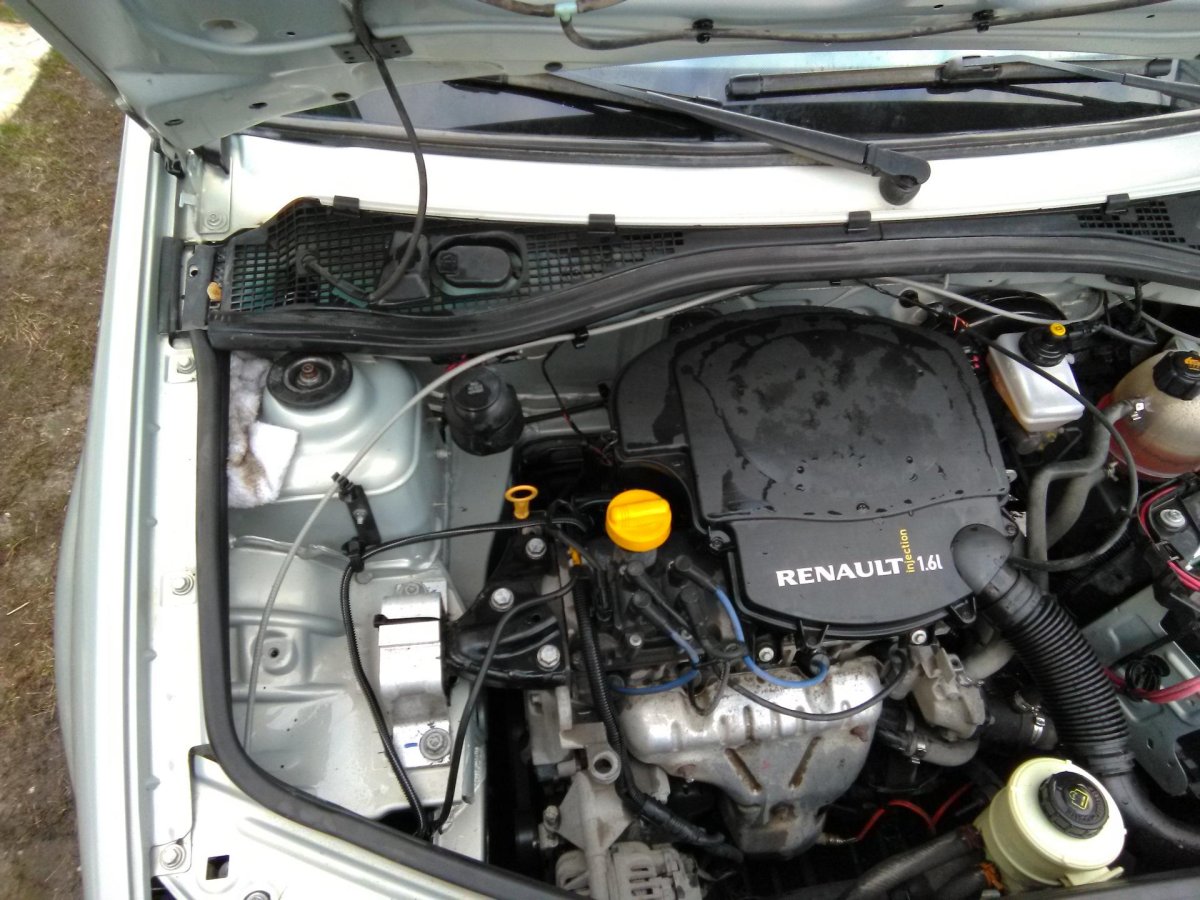 Моторный отсек Рено Логан 1.4