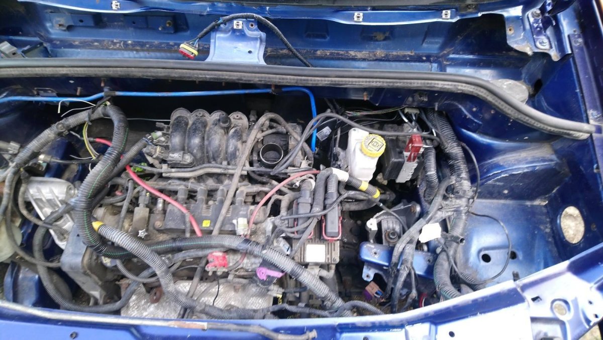 Моторный отсек Фиат Добло 1.4