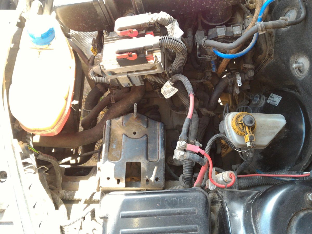 Подкапотное пространство Фиат Альбеа 1.4