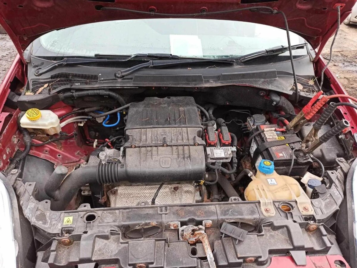 Фиат Добло 2005-20014 подкапотное пространство