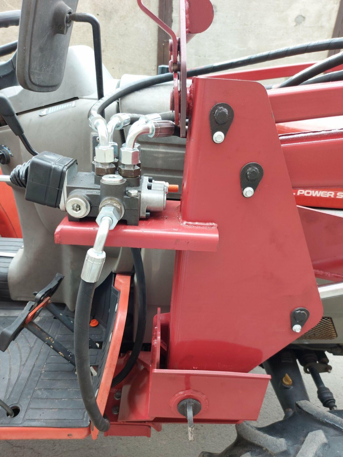 Минитрактор с ковшом