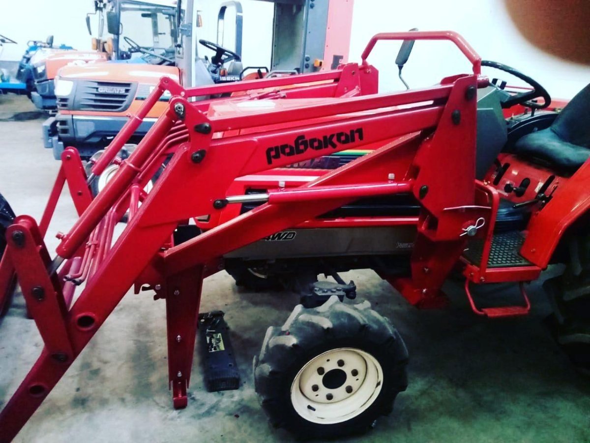 Трактор с ковшом