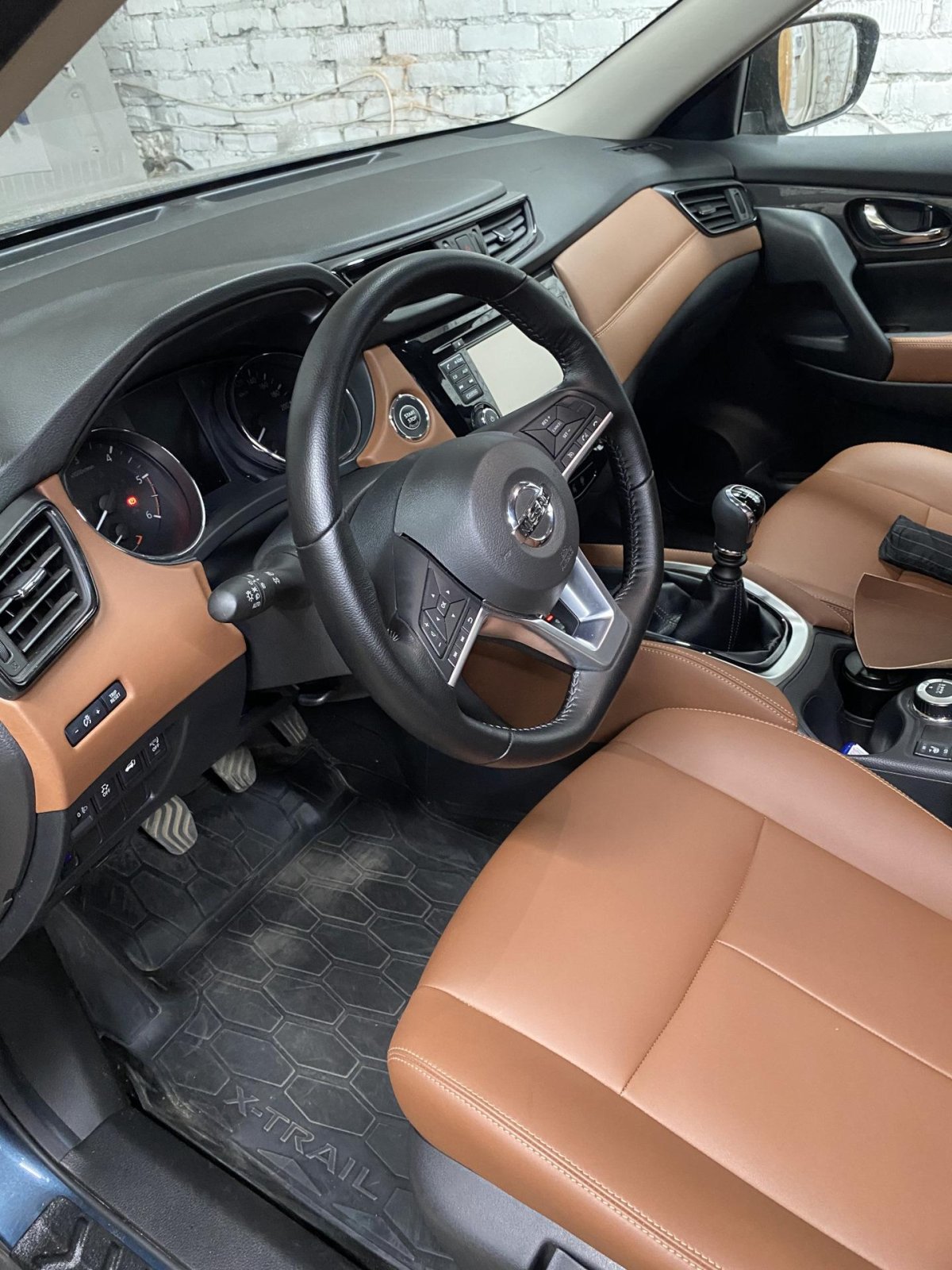 Ниссан х-Трейл коричневый салон
