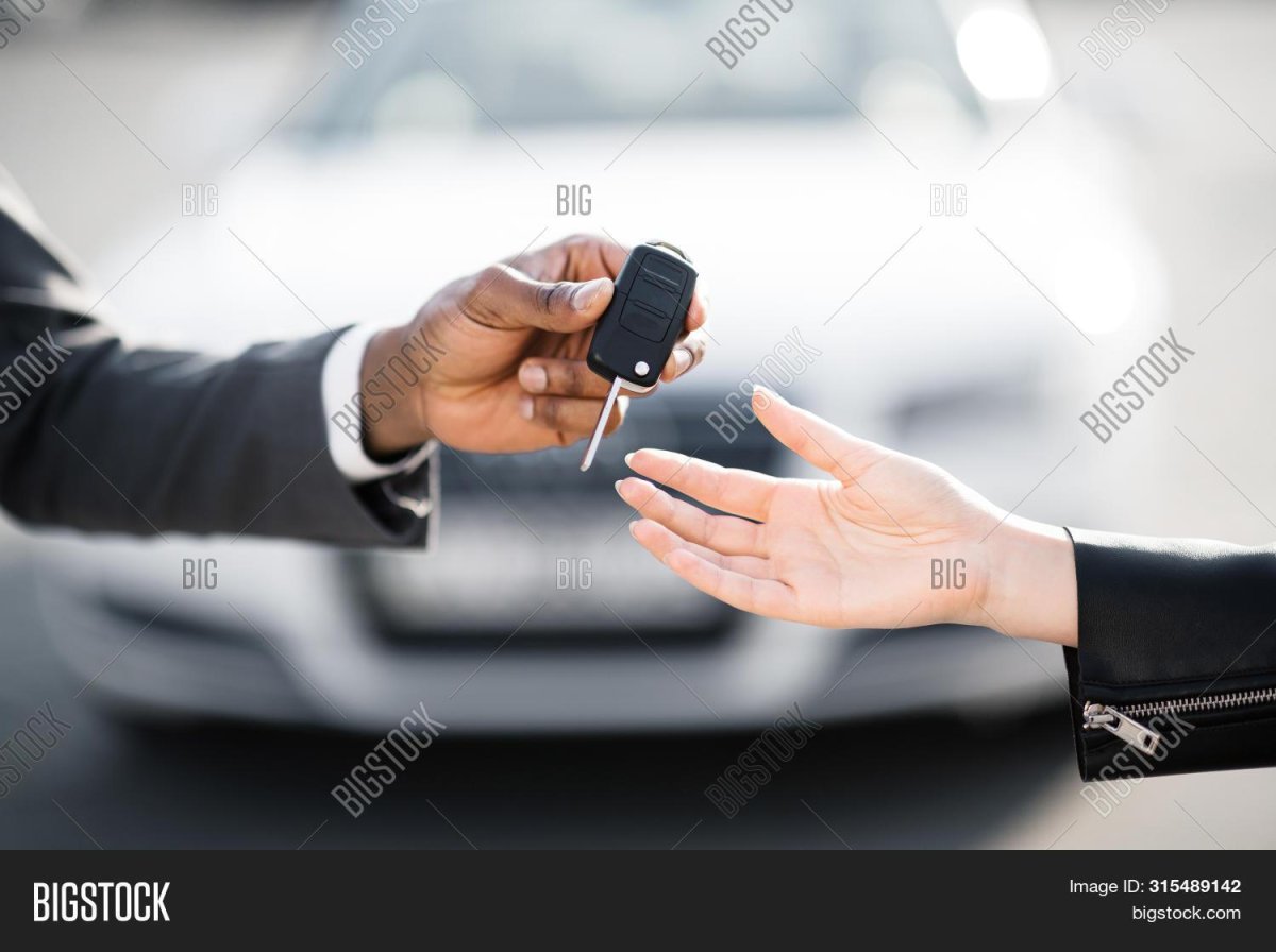 Передает ключи от машины