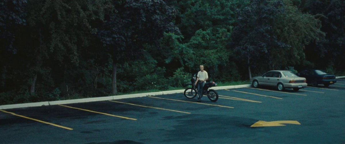 Райан Гослинг место под соснами мотоцикл