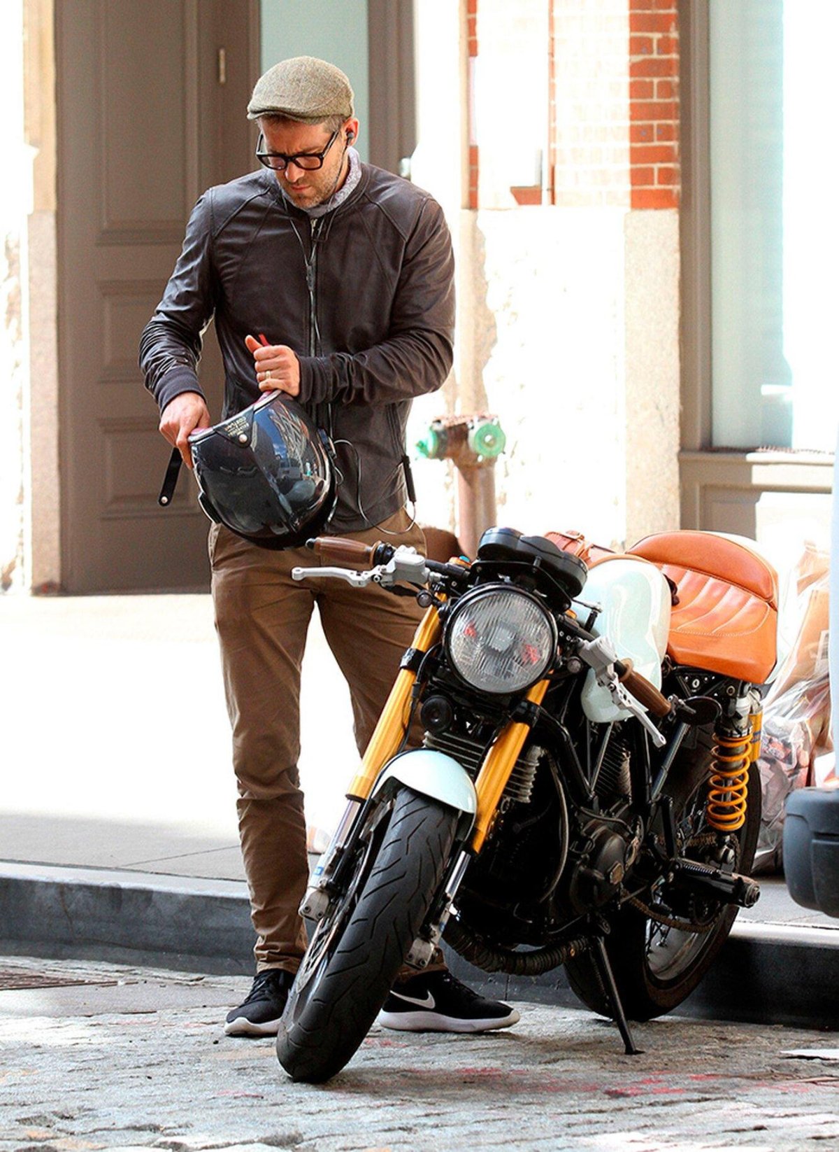 Райан Рейнольдс на мотоцикле