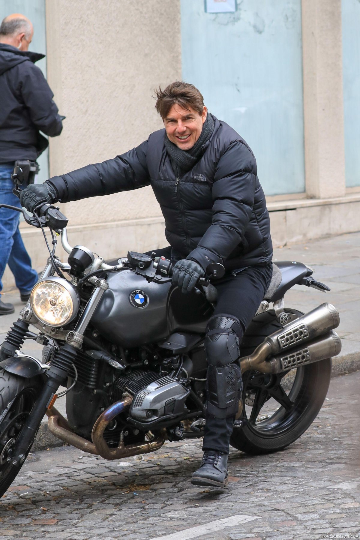 Том Круз на мотоцикле