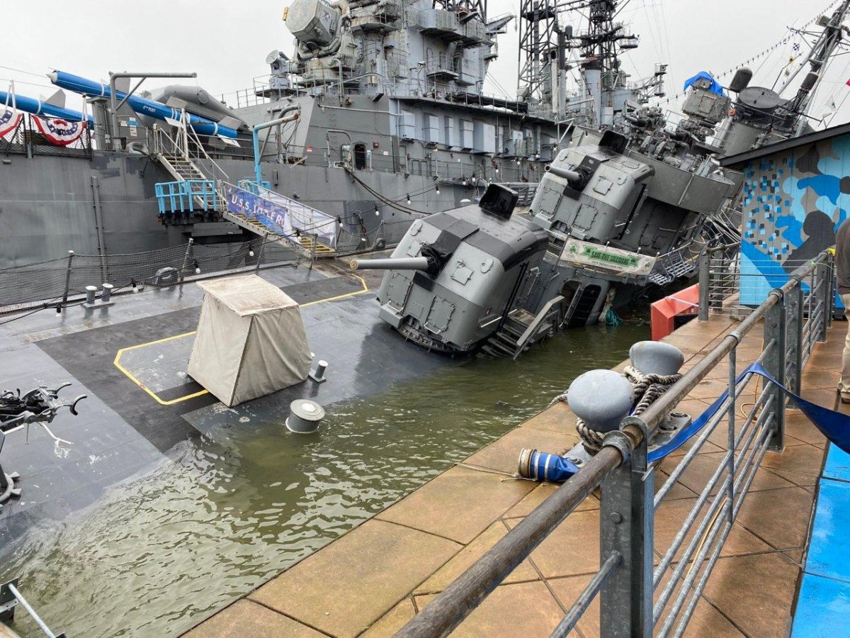 Американский эсминец "USS the Sullivans"