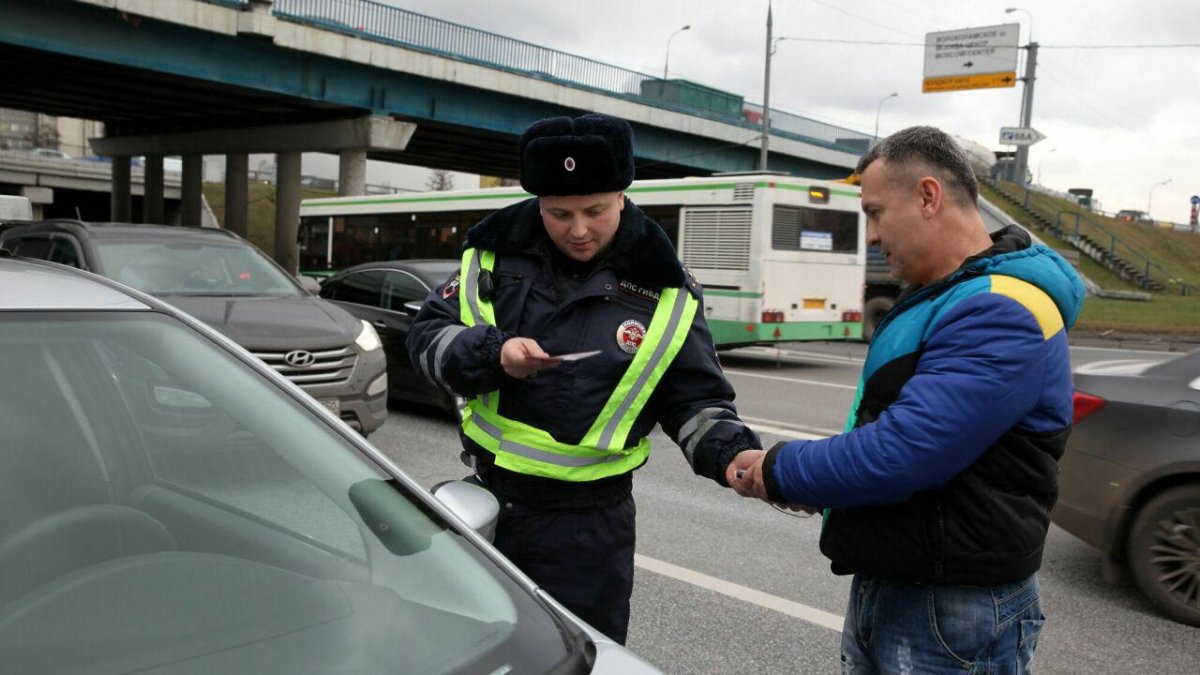 Сотрудник ГИБДД