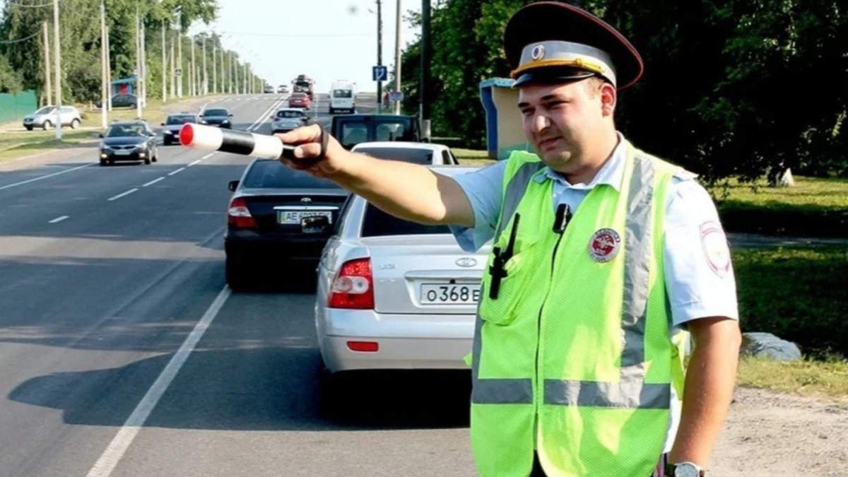 Сотрудник ГИБДД