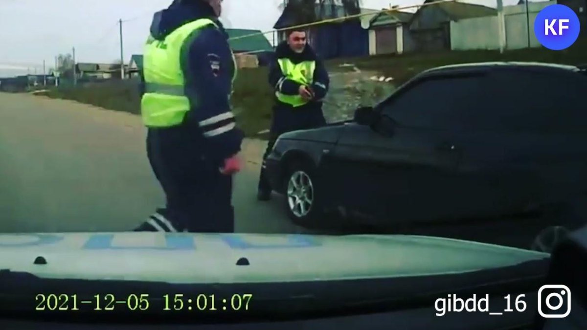 Полицейский останавливает машину