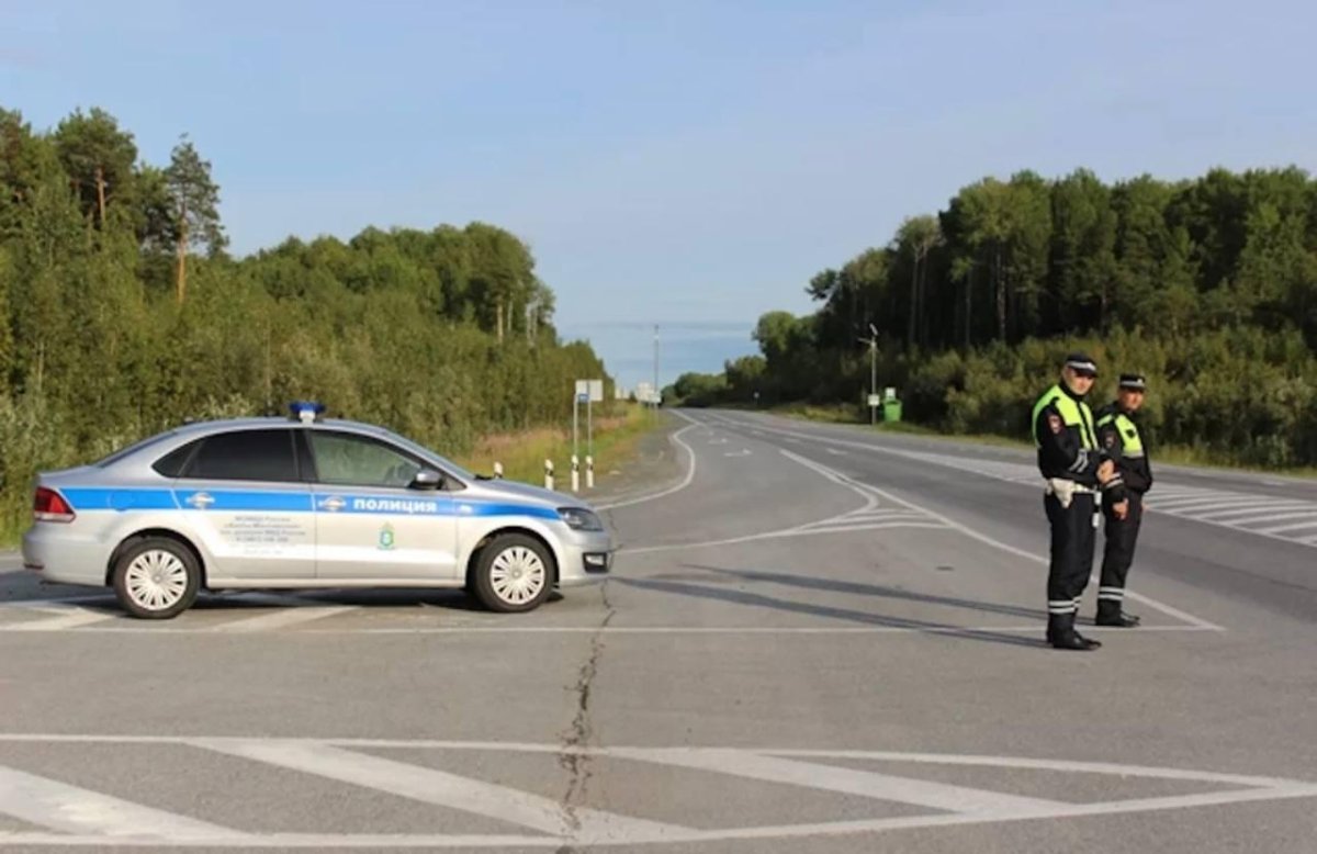 Машина ГАИ на дороге