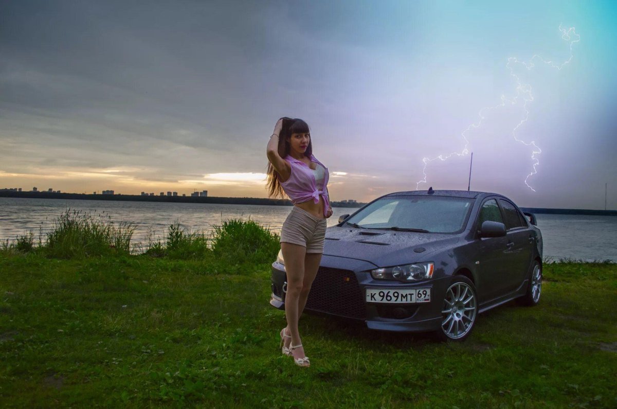 Mitsubishi Lancer девушка