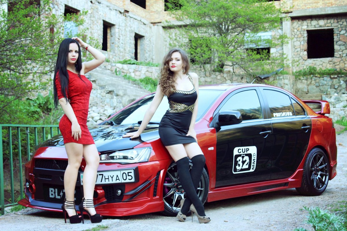 Митсубиси Лансер и девушка