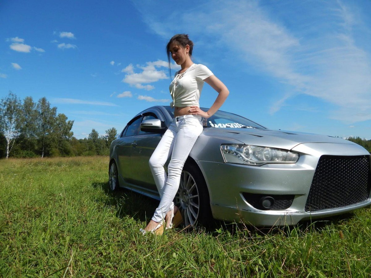 Девушки и Митсубиси Лансер 10