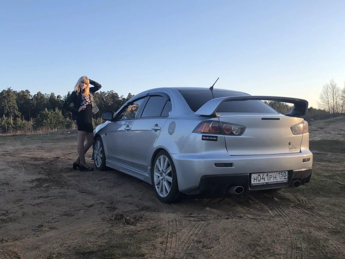 Девушки и Митсубиси Лансер 10