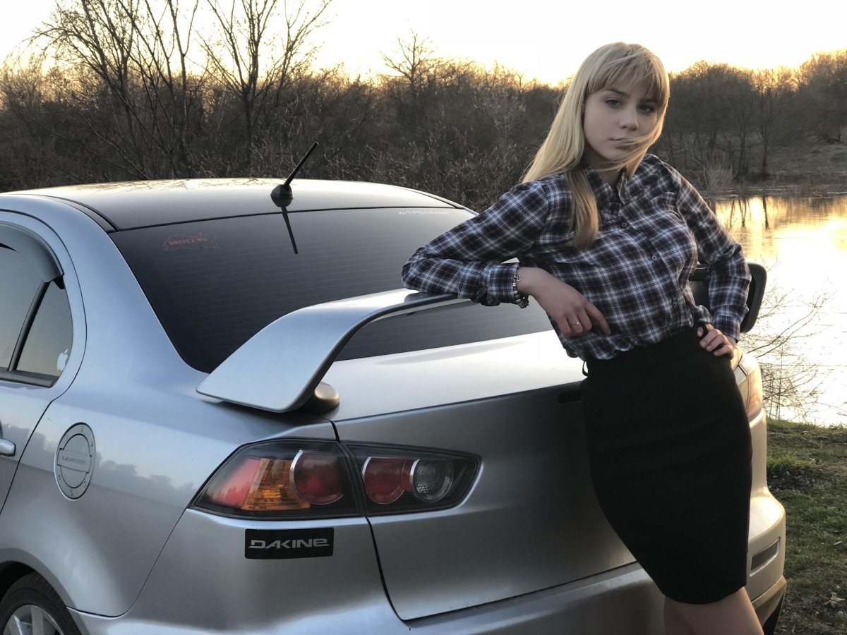 Девушка и Лансер 10