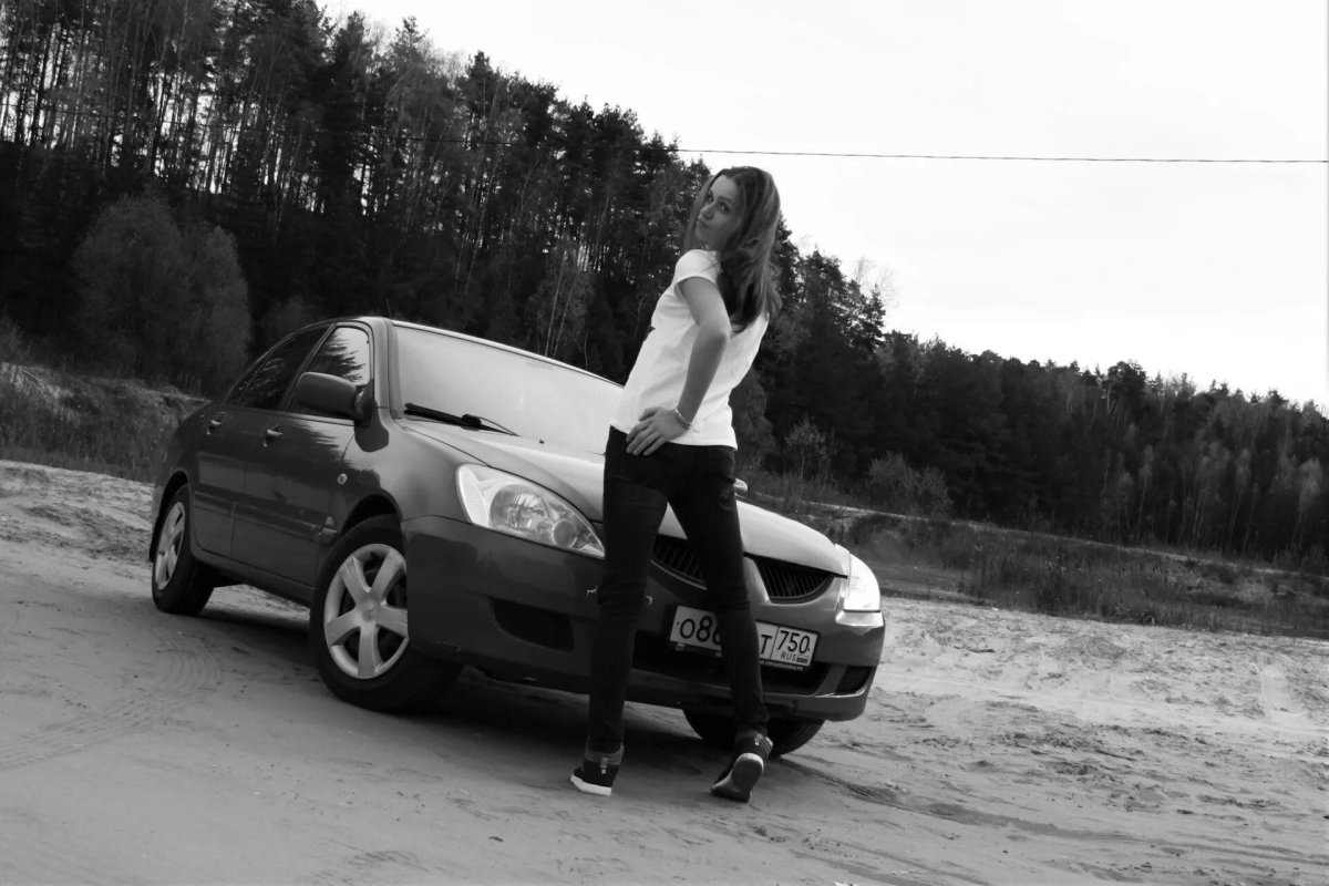 Девушка рядом с Subaru спереди