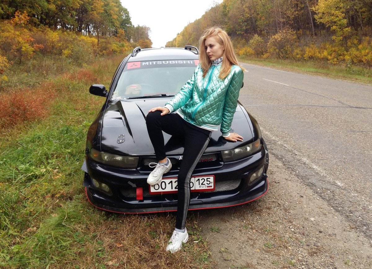 Мицубиси Легнум и девушки