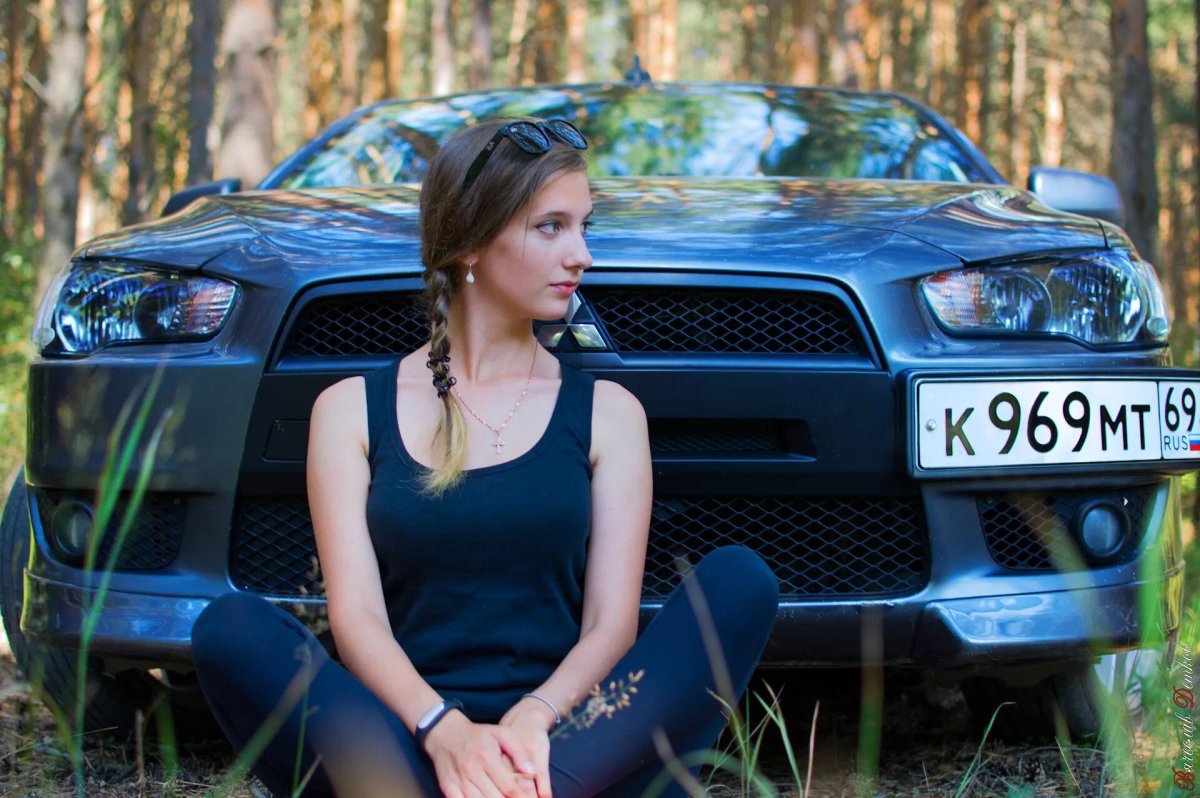 Девушки и Митсубиси Лансер 10