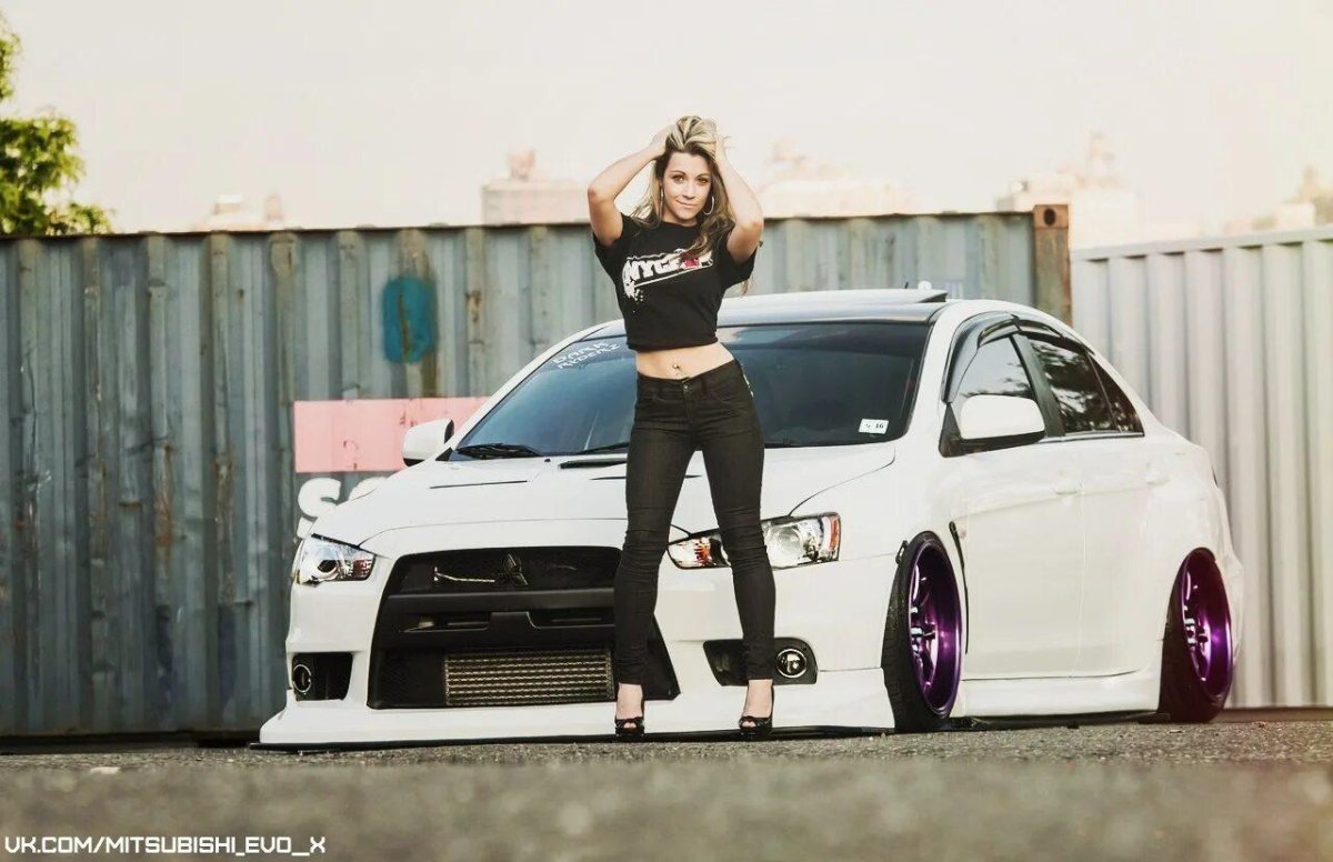 Девушки с Митсубиси Лансер Эво 10