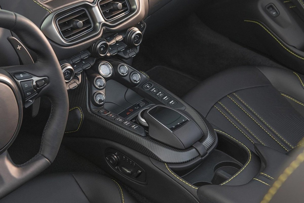 Aston Martin Vantage 2021 салон