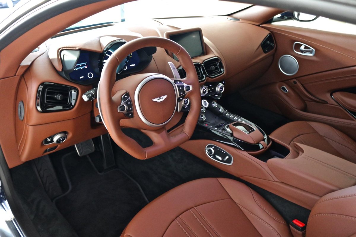 Aston Martin Vantage салон
