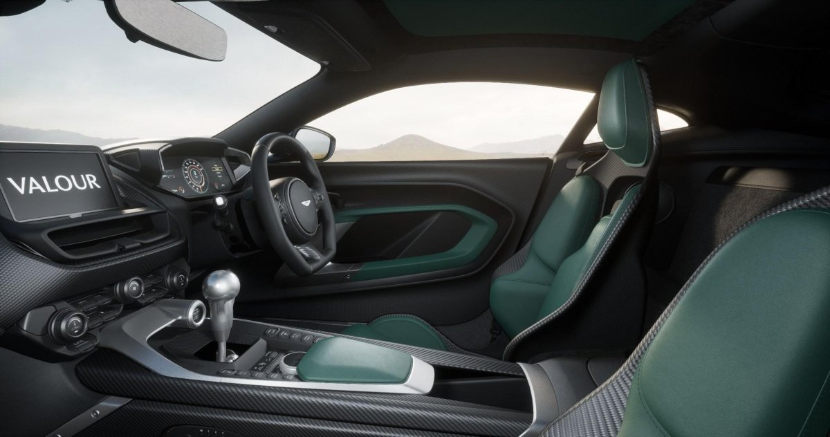 Астон Мартин Valour