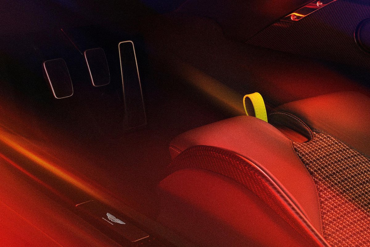 Астон Мартин Валор