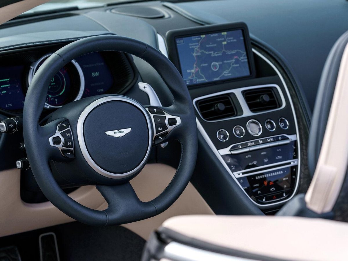 Aston Martin db11 volante