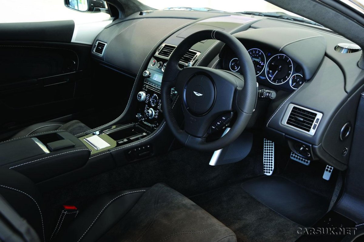 Салон Астон Мартин дбикс