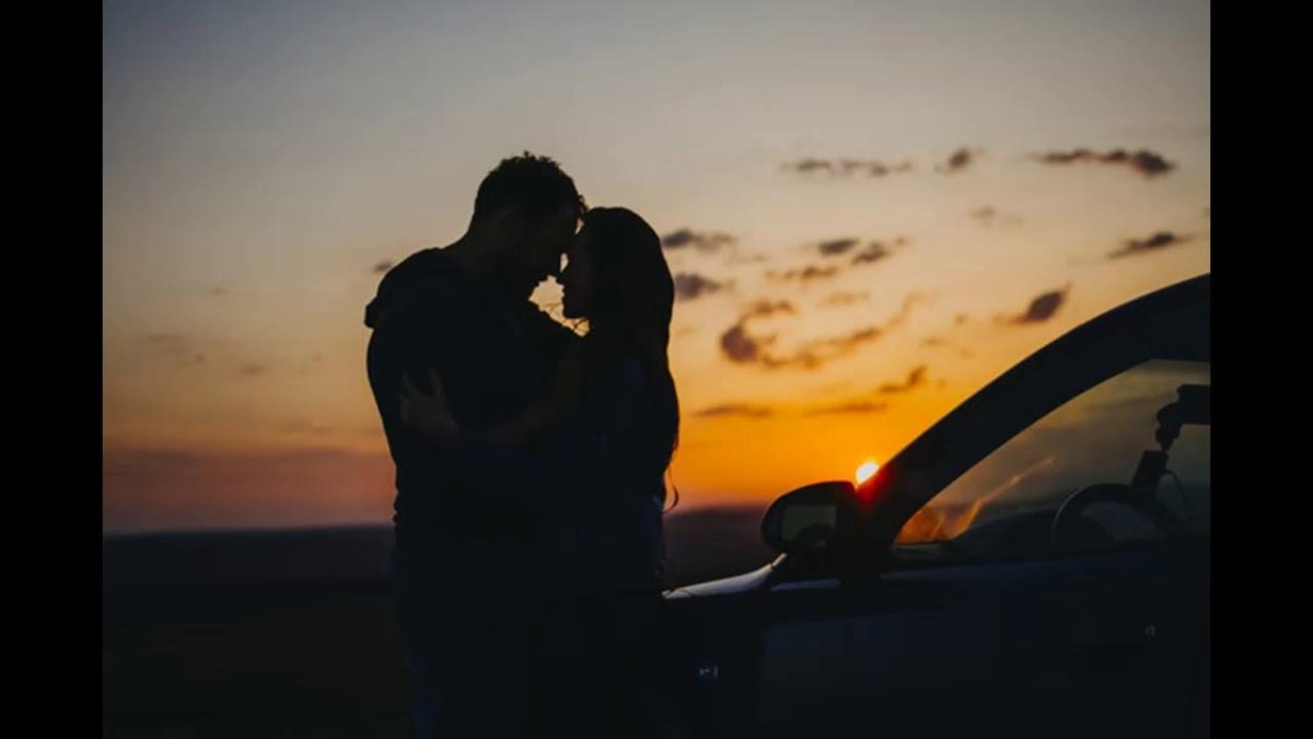 Влюбленные на дороге