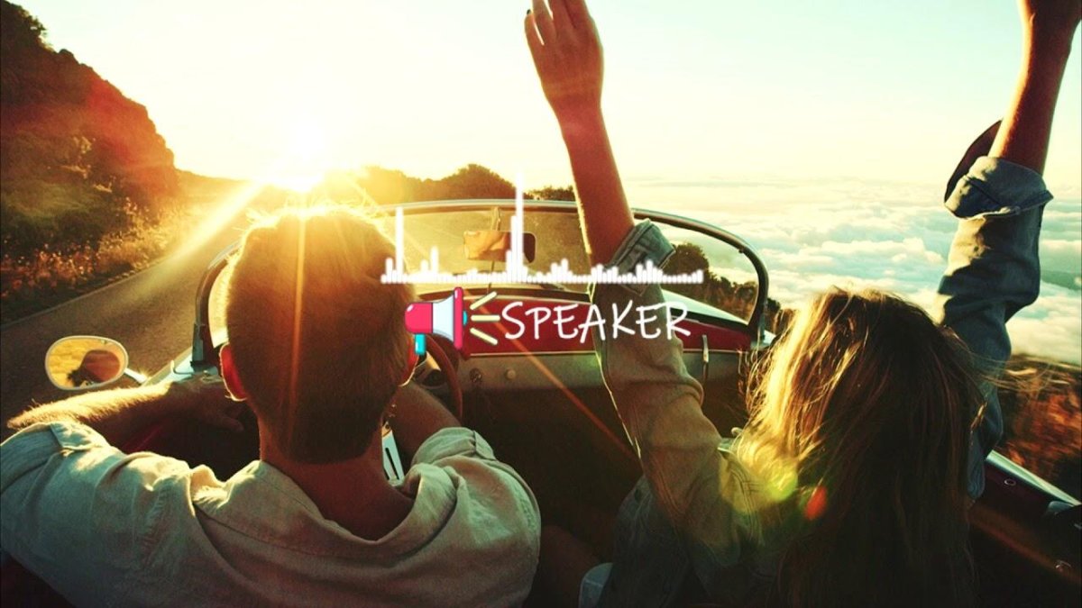 Парень и девушка в кабриолете