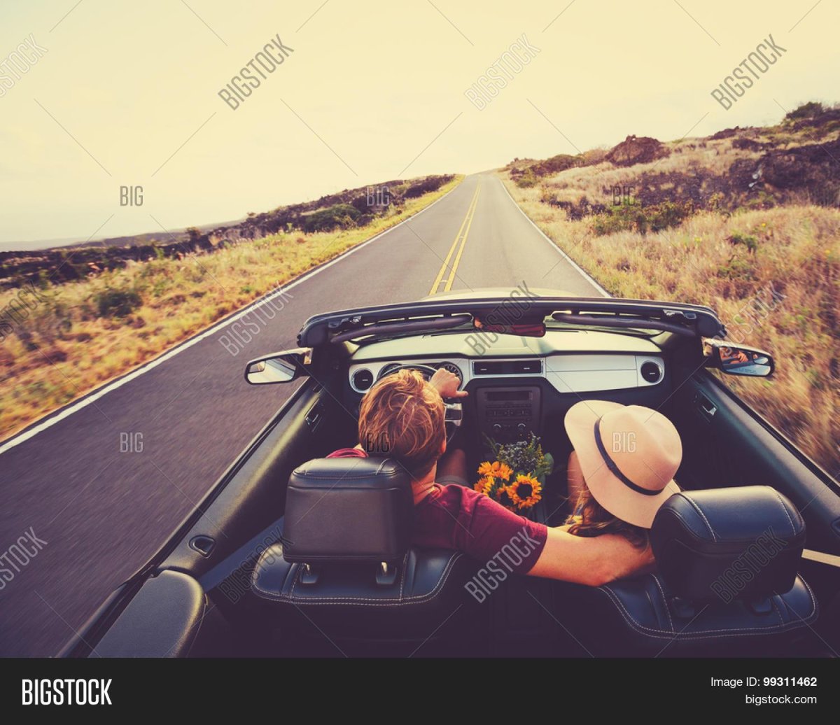 Пара в кабриолете