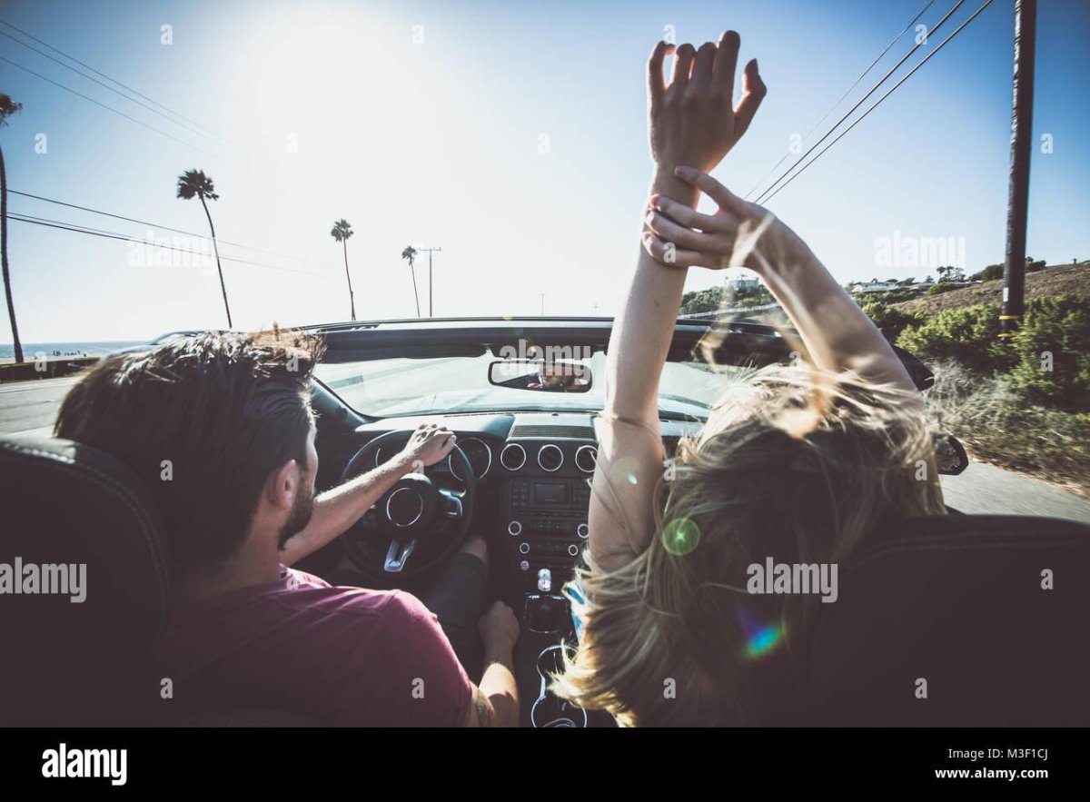 Пара в кабриолете