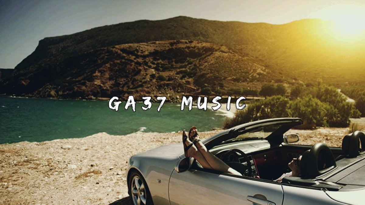 Девушка едет в кабриолете