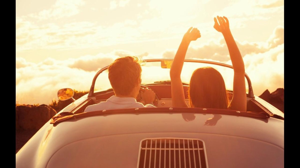 Пара в кабриолете