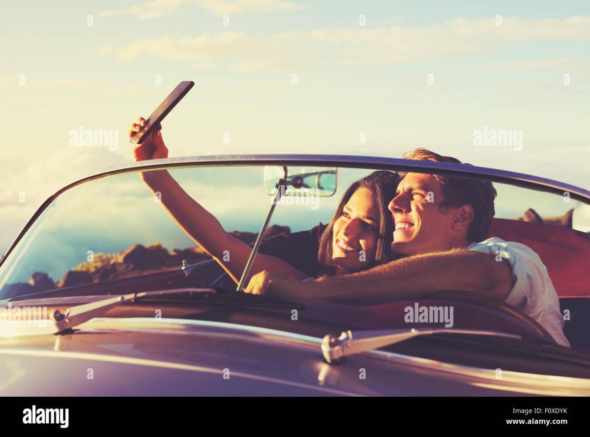 Пара в кабриолете