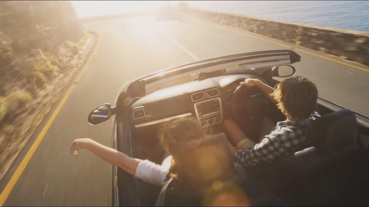 Кабриолет едет ночью